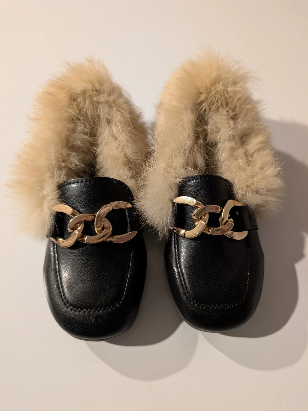 SHEIN Kids Black Faux Fur-Trim Chain Mules